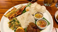 Cita rasa nasinya gurih nikmat. Lauk daging bumbu bali yang jadi lauk utama menu ini juga enak. Potongannya besar dan empuk. Balutan bumbu cabai merahnya juga pas. Tak terlalu pedas, namun terasa kaya bumbu. 