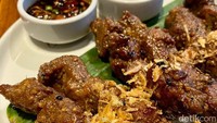 Potongan dagingnya besar-besar. Teksturnya juga amat empuk. Rasa manis dari bumbu kecap dan ketumbar tercecap kuat pada suapan pertama. 
