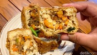 Isian tahunya padat seperti daging cincang, potongan udang, dan sayuran wortel. Tahu isi yang gurih nikmat ini enak dimakan dengan gigitan cabai rawit hijau atau celupan saus Thailand yang asam manis.