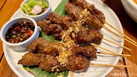 Lanjut menu utama, jangan lewatkan Sate Maranggi (Rp 68 ribu) yang jadi favorit. Enam tusuk sate sapi disajikan dengan taburan bawang goreng, sambal kecap, dan irisan tomat hijau serta bawang merah. 