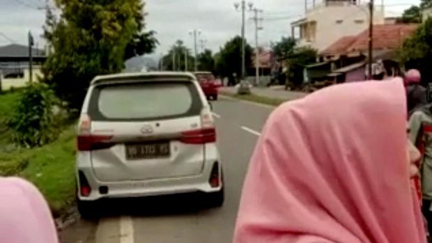 Mobil pemerkosa yang tinggalkan korbannya tanpa busana di tepi jalan di Maros (tangkapan layar)