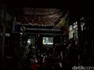 Warga Surabaya Nobar Final Piala AFF di Gang Rumah Bek Timnas Rizky Ridho