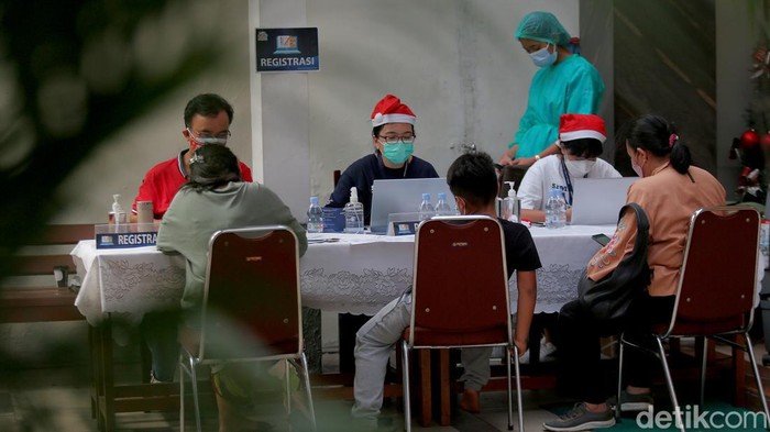 Omicron Masuk Indonesia, 157 Juta Warga Sudah Divaksin Dosis Pertama Di tengah kewaspadaan penyebaran varian Omicron di Indonesia, vaksinasi COVID-19 terus digencarkan. Hingga kini sudah 157 juta warga RI divaksin dosis pertama.