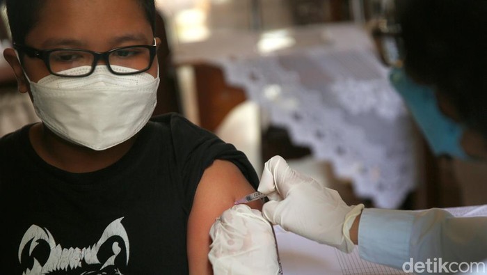 Omicron Masuk Indonesia, 157 Juta Warga Sudah Divaksin Dosis Pertama Di tengah kewaspadaan penyebaran varian Omicron di Indonesia, vaksinasi COVID-19 terus digencarkan. Hingga kini sudah 157 juta warga RI divaksin dosis pertama.