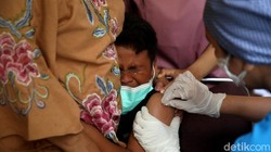 Di tengah kewaspadaan penyebaran varian Omicron di Indonesia, vaksinasi COVID-19 terus digencarkan. Hingga kini sudah 157 juta warga RI divaksin dosis pertama.