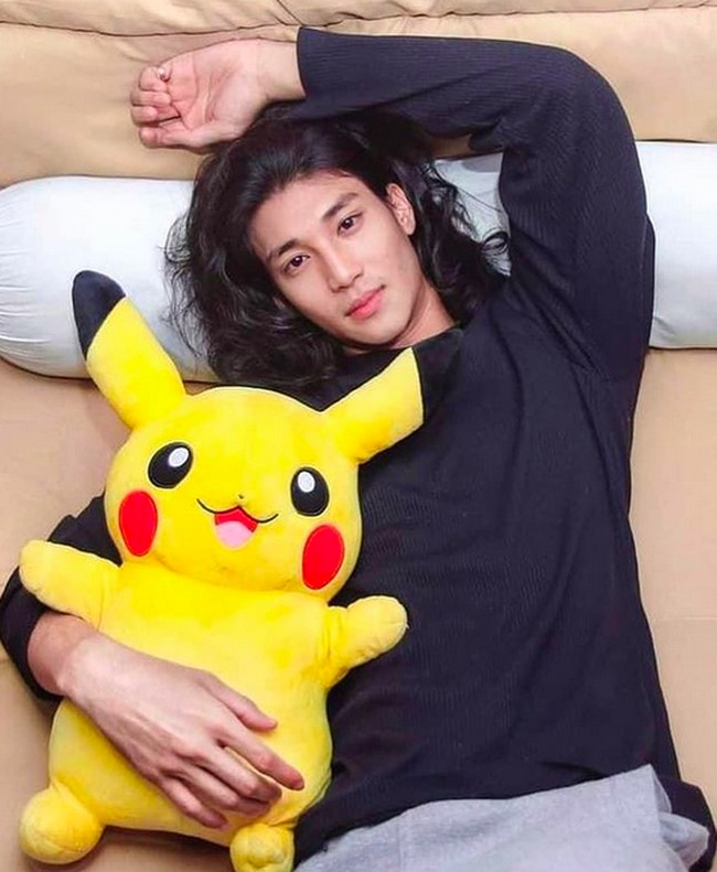 Daftar tahunan 100 wanita tercantik dan pria tertampan di dunia versi TC Candler telah keluar. Untuk daftar The 100 Most Handsome Faces of 2021, nama Paing Takhon menduduki peringkat pertama. Kali kedua masuk daftar ini, ia berhasil mengalahkan V BTS yang harus puas di posisi kedua. (Foto: Instagram/@paing_takhon)