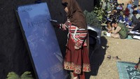 Anak-anak belajar huruf latin di sekolah pengungsian di Islamabad.