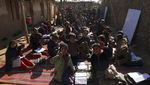 Kabur dari Taliban, Begini Nasib Anak-anak Belajar di Pengungsian