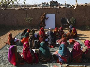 Kabur dari Taliban, Begini Nasib Anak-anak Belajar di Pengungsian