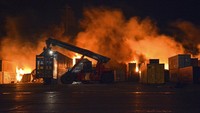 Laporan kelompok pemantau konflik Suriah yang memiliki jaringan sumber yang luas, Syrian Observatory for Human Rights menyebut serangan itu memicu rentetan ledakan. SANA via AP.