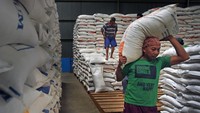 Pekerja membongkar muat beras di gudang Bulog Divre Banten di Serang, Banten, Rabu (29/12/2021).