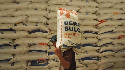 Pekerja membongkar muat beras di gudang Bulog Divre Banten di Serang, Banten, Rabu (29/12/2021). Dirut Perum Bulog Budi Waseso menjelaskan stok beras yang dimiliki pemerintah aman untuk konsumsi nasional hingga awal triwulan I 2022 dan akan bertambah 11,6 juta ton hasil panen peride Januari - Maret 2022 sehingga dipastikan masih surplus dan tidak perlu lagi mengimpor beras. ANTARA FOTO/Asep Fathulrahman/wsj.