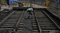 Tim Konstruksi MRT memeriksa kondisi rel trem peninggalan kolonial Belanda di kawasan proyek MRT Fase 2A Glodok - Kota, Jakarta Barat, Rabu (29/12).