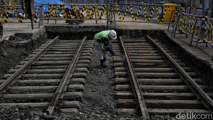 Penampakan Rel Trem Peninggalan Belanda di Proyek MRT Rel trem peninggalan Belanda ditemukan dalam proyek pembangunan MRT Fase 2A Glodok - Kota. Begini penampakannya.