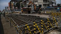 Rel trem itu ditemukan di bawah jalur busway, tepatnya di Jalan Pintu Besar Selatan.