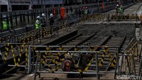 Jalur trem jadul di kawasan Glodok yang ditemukan di proyek MRT dulunya ditutup dan dilapisi aspal. Trem di Jakarta ada sejak tahun 1950an dan berakhir pada 1962. (Foto: Pradita Utama)