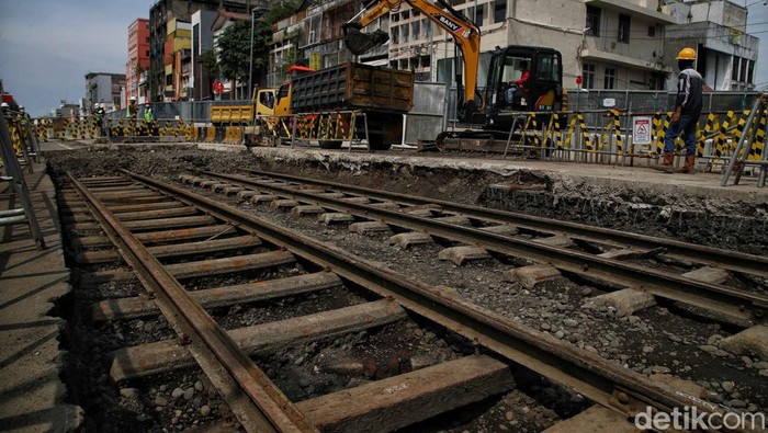Rel trem peninggalan Belanda ditemukan dalam proyek pembangunan MRT Fase 2A Glodok - Kota. Begini penampakannya.