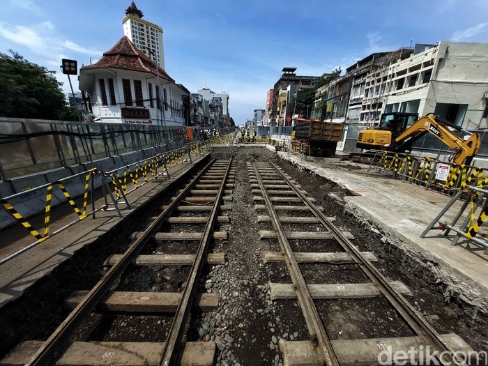 Rel trem peninggalan Belanda ditemukan dalam proyek pembangunan MRT Fase 2A Glodok - Kota. Begini penampakannya.