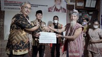Untuk kategori Tokoh Masyarakat Adat salah satunya yang menerima adalah Bandi/Apay Janggut asal Dayak Iban dari Sungai Utik, Kalimantan Barat yang diserahkan langsung oleh Direktur Kepercayaan Terhadap Tuhan Yang Maha Esa dan Masyarkat Adat Sjamsul Hadi.