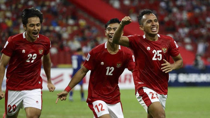 Piala AFF 2020, Indonesia Irfan Samaling Kumi of Indonesia, right, celebrates after scoring the third goal during the AFF Suzuki Cup 2020 semi-final second leg match between Indonesia and Singapore in Singapore, Saturday, Dec. 25, 2021. (AP Photo/Suhaimi Abdullah)