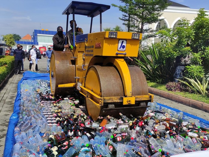 Polisi di Sidoarjo Musnahkan Ribuan Botol Miras