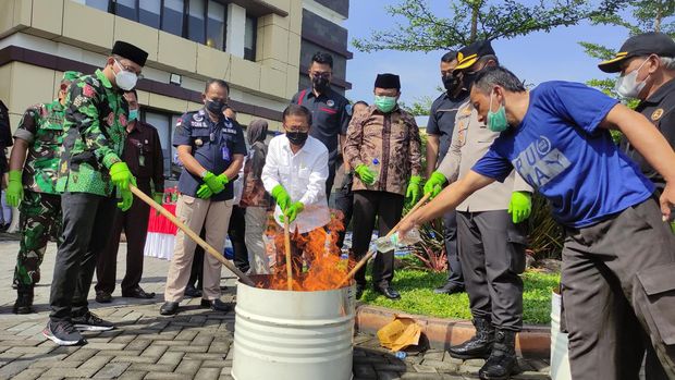 Polisi di Sidoarjo Musnahkan Ribuan Botol Miras