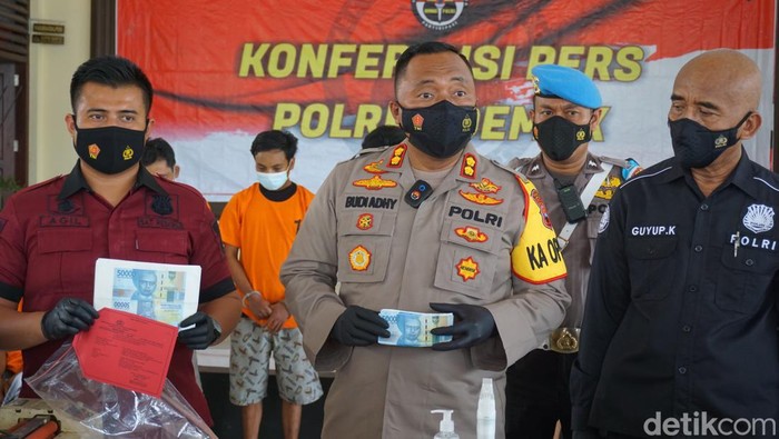 Polisi ungkap bisnis uang palsu dari komplotan pelaku pembunuhan balita di Demak.