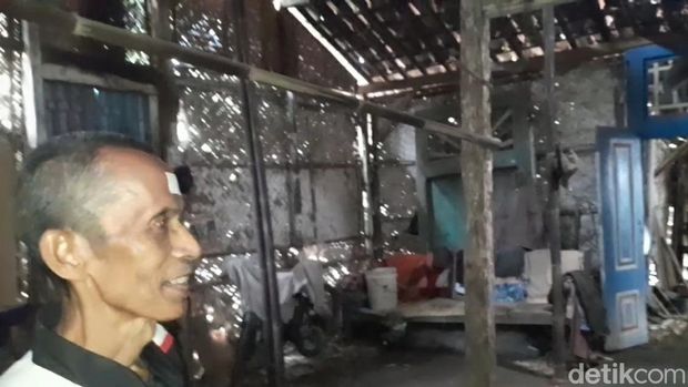 Potret rumah Kusnadi yang tak dialiri listrik dan tak punya jamban. Kusnadi merupakan salah satu keluarga miskin ekstrem di Brebes