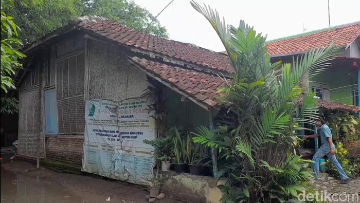 Potret rumah Kusnadi yang tak dialiri listrik dan tak punya jamban. Kusnadi merupakan salah satu keluarga miskin ekstrem di Brebes