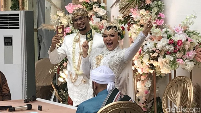 Roro Fitria resmi menikah