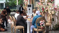 Ijab kabul pun berlangsung lancar dengan satu tarikan nafas Andri Irawan berhasil mengucapkannya.
