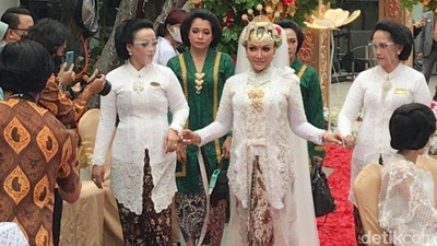 Momen Pernikahan Roro Fitria dan Andri Irawan