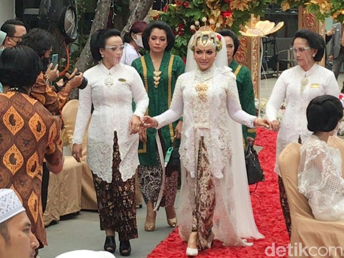 Roro Fitria menikah dengan Andri Irawan di Grand Kemang.