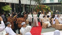 Setelah sah, Roro Fitria pun hadir di lokasi acara untuk mendampingi suami sahnya itu.