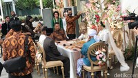 Keduanya menikah dengan mahar berupa uang tunai sejumlah Rp 290.122.021.