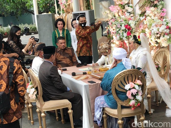Roro Fitria menikah dengan Andri Irawan di Grand Kemang.