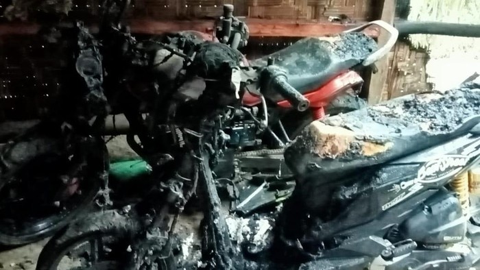 Rumah dan dua unit motor warga Pandeglang hangus terbakar