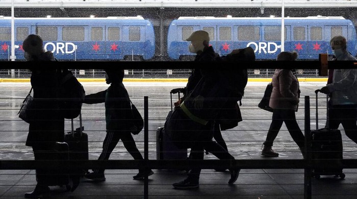 Selain Corona, Ini Biang Kerok Banyak Penerbangan di AS Batal Puluhan penerbangan di Bandara Chicago AS batal akibat banyak pegawai yang terjangkit COVID-19. Selain itu, penerbangan juga dibatalkan imbas terkendala cuaca.
