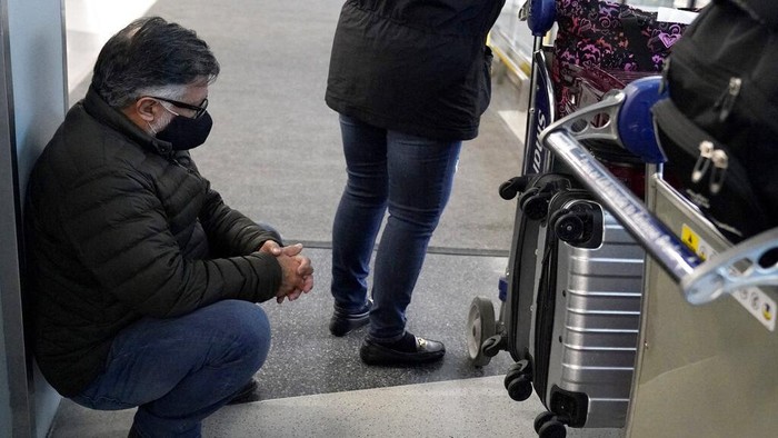 Selain Corona, Ini Biang Kerok Banyak Penerbangan di AS Batal Puluhan penerbangan di Bandara Chicago AS batal akibat banyak pegawai yang terjangkit COVID-19. Selain itu, penerbangan juga dibatalkan imbas terkendala cuaca.