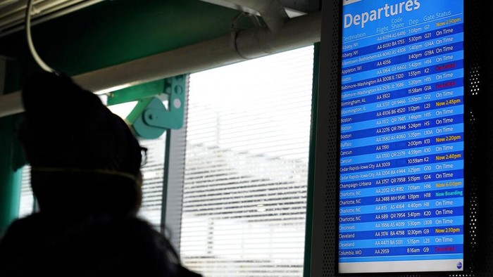 Puluhan penerbangan di Bandara Chicago AS batal akibat banyak pegawai yang terjangkit COVID-19. Selain itu, penerbangan juga dibatalkan imbas terkendala cuaca.