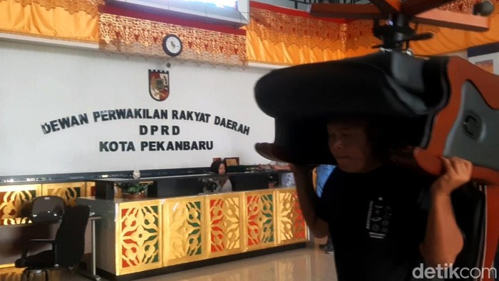 Sempat Ditarik Gegara Nunggak, Kursi DPRD Pekanbaru Dikembalikan Enam kursi pimpinan DPRD Pekanbaru sempat ditarik karena tunggakan Rp 800 juta. Kini kursi DPRD tersebut dikembalikan vendor usai Sekretariat Dewan melunasi.
