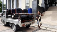 Pantauan detikcom, terlihat enam kursi pimpinan DPRD di ruang paripurna yang dikembalikan pada Rabu (29/12/2021). Kursi diangkut dengan mobil pickup berikut fasilitas pendukung lain, yakni papan nama fraksi partai di DPRD.