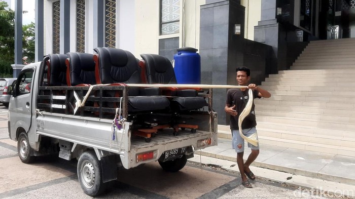 Sempat Ditarik Gegara Nunggak, Kursi DPRD Pekanbaru Dikembalikan Enam kursi pimpinan DPRD Pekanbaru sempat ditarik karena tunggakan Rp 800 juta. Kini kursi DPRD tersebut dikembalikan vendor usai Sekretariat Dewan melunasi.