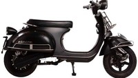 Ya, kalau dilihat dari tampilan luarnya, skuter listrik One Moto Electa ini sangat mirip dengan model Vespa klasik yang masih pakai mesin 2 tak. Kemiripan itu terlihat di bagian headlamp, fairing (sayap), spakbor, hingga bagian bodi belakangnya. Skuter listrik ini dilabur warna hitam yang sporty. Foto: Dok. One Moto