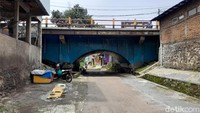 Tidak jauh dari gedung itu terdapat sebuah viaduct atau jembatan penyebrangan dari perlintasan kereta api dulu. Jembatan itu terletak di jalan Raya Bandung-Sumedang tidak jauh dari Alun-alun Tanjungari.