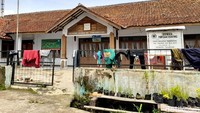 Keberadaan bangunan bekas Stasiun Tanjungsari di Kecamatan Tanjungsari, Kabupaten Sumedang menjadi bukti sempat adanya jalur perlintasan kereta api. Stasiun tersebut menjadi bagian proyek pembangunan jalur kereta api yang menghubungkan Rancaekek-Jatinangor-Citali-Tanjugsari hingga ke Sumedang di masa kolonial Belanda.