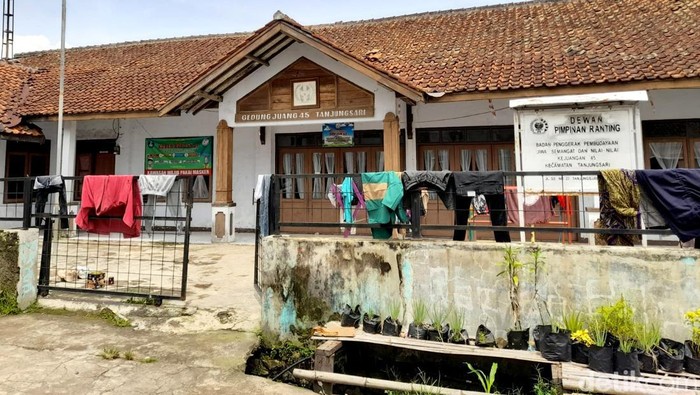 Keberadaan Stasiun Tanjungsari jadi bukti sempat adanya jalur perlintasan kereta api di Kabupaten Sumedang. Seperti apa penampakannya? Lihat yuk.