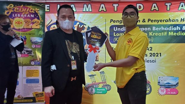 Karyawan salah satu toko di Metro Tanah Abang yang dapat hadiah 1 unit mobil. Acaranya dihadiri Angel Karamoy.