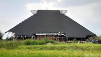 Material yang digunakan didominasi oleh material baja ringan dan genteng metal.  
