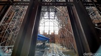Menurut sejumlah pekerja, keterlambatan pengerjaan Gedung Geo Theater disebabkan lantaran faktor cuaca. Intensitas hujan cukup tinggi belakangan ini, menjadi kendala yang dihadapi para pekerja saat ini.